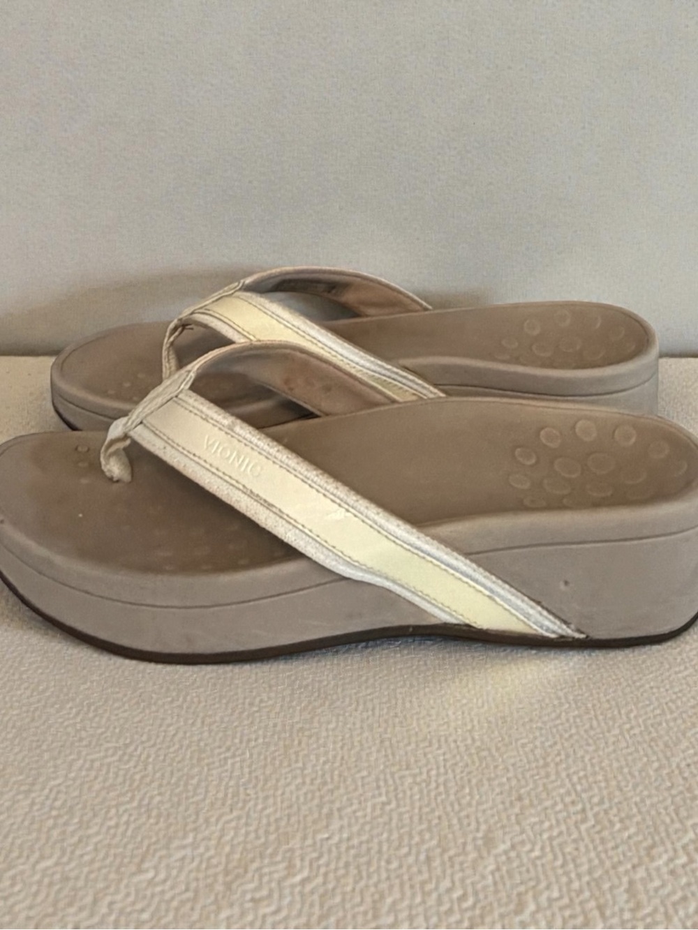 Vionic High Tide Platform Wedge Sandals Cream Gold Women's Size 8 Arch Support